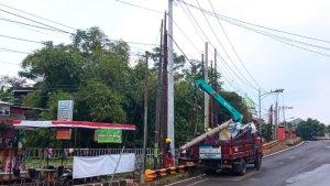 Petugas-PLN-sedang-melakukan-perbaikan-jaringan.jpg