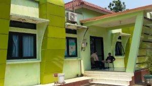 Petugas-berjaga-di-depan-pintu-kantor-KONI-Kudus-di-bilangan-Bal.jpg