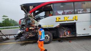 Petugas-melintas-di-dekat-buss-yang-mengalami-kecelakaan-dengan-truk-tronton.jpg