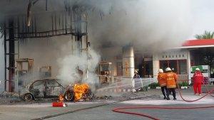 Petugas-pemadam-meyemprotkan-air-ke-mobil-yang-hangus-terbakar-2.jpg