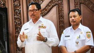 Pj-Gubernur-Jateng-Nana-Sudjana-saat-mengumumkan-kenaikan-UMP-Jateng.jpg