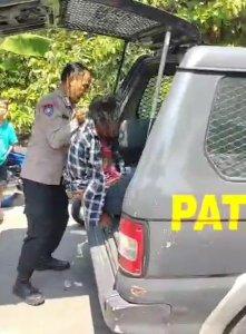 Polisi-membawa-pelaku-pencurian-sepeda-motor-di-wilayah-Desa-Kemiri-Kecamatan-Kebakkramat.jpg