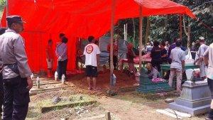 Proses-ekshumasi-makam-JS-korban-tewas-pengeroyokan-di-Dusun-Bawang.jpg