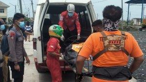 Proses-evakuasi-mayat-pria-mengenakan-baju-Bawaslu-1.jpg