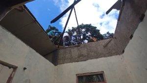 RUNTUH-Seluruh-atap-bagian-kamar-rumah-warga.jpg