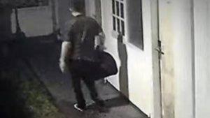 Rekaman-CCTV-Detik-Detik-Diplomat-Kemlu-Tewas-dengan-Wajah-Dilakban-Buang-Sampah.jpg