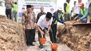 Rektor-UIN-Raden-Mas-Said-Surakarta-batu-pertama.jpg