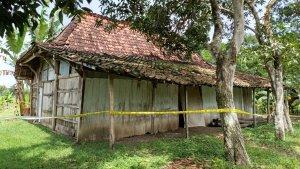 Rumah-tempat-kejadian-perkara-dalam-keadaan-sepi-Rumah-yang-terbuat-dari-kayu.jpg