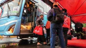 Sejumlah-penumpang-yang-mengikuti-Program-Mudik-Balik-Bareng-Honda-2025.jpg