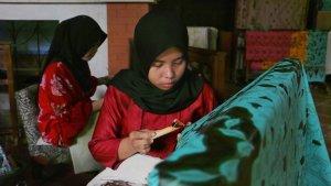 Sejumlah-perajin-tengah-membatik-area-Workshop-dan-Gallery-Batik-Semarang-16.jpg