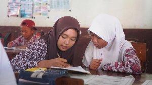 Sejumlah-siswa-SMAN-1-Subah-menyambut-Hari-Guru-Nasional.jpg