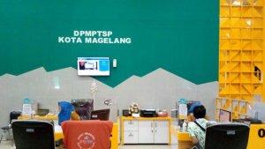 Seorang-pelaku-usaha-sedang-mendaftarkan-Perizinan-usaha-DPMPTSP-di-MPPfds3f3d.jpg