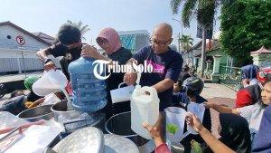 Seorang-pengusaha-susu-terpaksa-membagikan-susu-gratis-di-Simpang-Lima-Boyolali.jpg