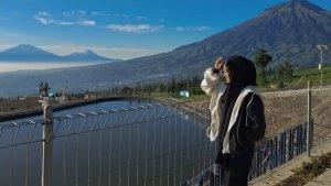 Seorang-wisatawan-menikmati-view-di-wisata-Embun-Bansari-Temanggung.jpg