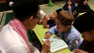 Seputar-Polri-Aiptu-Maryono-bimbing-santri-belajar-mengaji.jpg