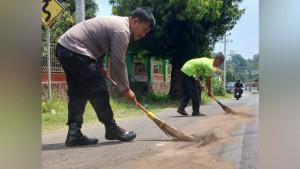 Seputar-Polri-Bhabinkamtibmas-Polsek-Bangsri-bersihkan-jalan-raya-dari-tumpahan-oli.jpg