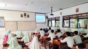 Siswa-siswi-SMA-di-Bumiayu-mengikuti-kegiatan-nobar-literasi.jpg