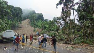 Suasana-lokasi-longsor-yang-menyebabkan-satu-bus-masuk-ke-jurang-di-Desa-Sibolangit.jpg