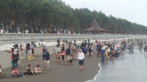 Suasana-momen-libur-Natal-2024-di-Pantai-Kemiren-Cilacap.jpg