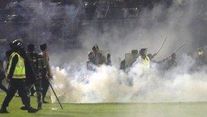 Suasana-saat-kerusuhan-di-Stadion-Kanjuruhan-Malang-seusai-laga-Arema-FC-vs-Persebaya-Surabaya.jpg