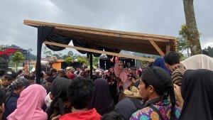 Suasana-saat-masyarakat-sedang-berebut-Nasi-3G-Gandul-Gundil-Gereh.jpg