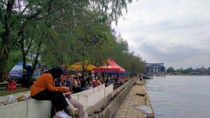 Suasana-wisatawan-di-tepi-Pantai-Marina-Semarang.jpg