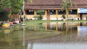 TERGENANG-ROB-Halaman-SDN-2-Bandengan-Kendal-tergenang.jpg