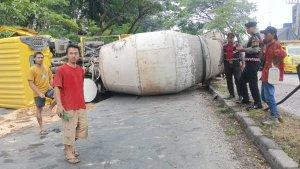 TRUK-TERGULING-Truk-molen-terguling-di-Tanjakan-Silayur-Ngaliyan-Kota-Sem.jpg