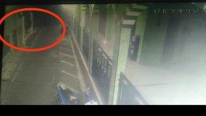 Tangkapan-Layar-CCTV-yang-merekam-tersangka-meloncati-pagar-rumah.jpg