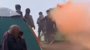 Tangkapan-layar-video-pendaki-yang-menyalakan-flare-di-puncak-Alap-alap-Gunung-Andong.jpg