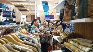 Tina-Borong-Batik-Lasem-di-Inacraft-2025.jpg