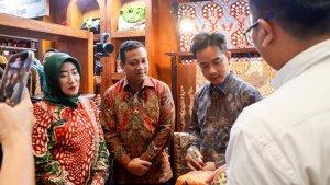 WAPRES-KUNJUNGI-STAN-PAMERAN-PEKALONGAN.jpg
