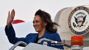 Wakil-Presiden-AS-dan-calon-presiden-dari-Partai-Demokrat-Kamala-Harris-melambai-saat.jpg