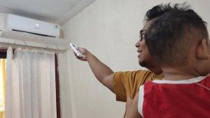 Warga-Kota-Semarang-Lucky-Setiawan-33-menyalakan-AC.jpg