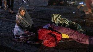 Warga-berada-di-luar-di-sebuah-alun-alun-setelah-gempa-bumi-di-Maroko.jpg