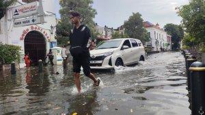 jateng/Warga-menerabas-banjir-di-kawasan-Kota-Lama-a.jpg