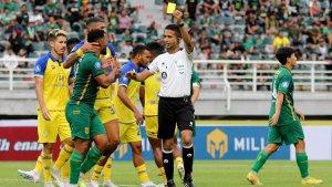 Wasit-Thoriq-Alkatiri-memberi-kartu-kuning-kepada-pemain-Persebaya.jpg