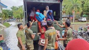 belasan-warga-dari-kelurahan-pasirkratonkramat-mengungsi-di-stadion-hoegeng.jpg
