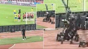 bola-tendangan-bebas-cristiano-ronaldo-mengenai-seorang-kameramen.jpg