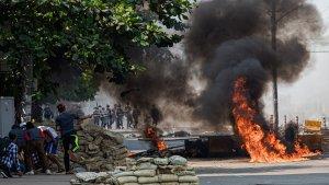 demonstran-myanmar-lawan-aparat.jpg