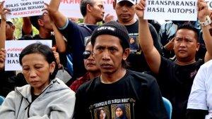 devi-athok-orang-tua-korban-saat-otopsi-dua-jenazah-kakak-beradik-korba.jpg