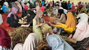 dilatih-membuat-kerajinan.jpg