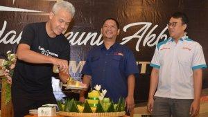 gubernur-ganjar-memotong-tumpengs.jpg