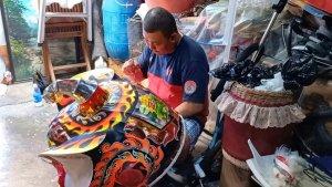 huang-wie-hong-tengah-mengerjakan-kepala-barongsai-di-sanggarnya.jpg
