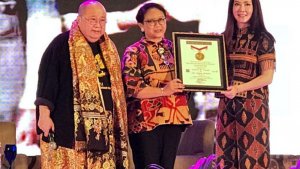 jaya-suprana-beri-penghargaan-rekor-muri-kepada-menlu-retno-marsudi_20180512_210847.jpg