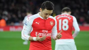 kebiasaan-mesut-ozil-berdoa-sebelum-bertanding_20180807_190347.jpg