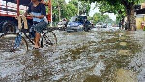 kondisi-banjir-di-jalan-gajahmada-barat-tirto-kota-pekalongan.jpg