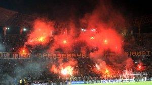 laga-dihentikan-setelah-suporter-bonek-menyalakan-flare-dan-kembang-api.jpg