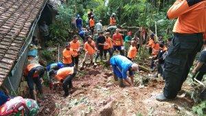 longsor-di-desa-pringamba-kecamatan-sigaluh.jpg