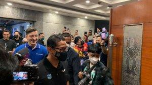 mesut-ozil-bersama-sandiaga-uno-saat-mendatangi-gedung-sapta-pesona.jpg